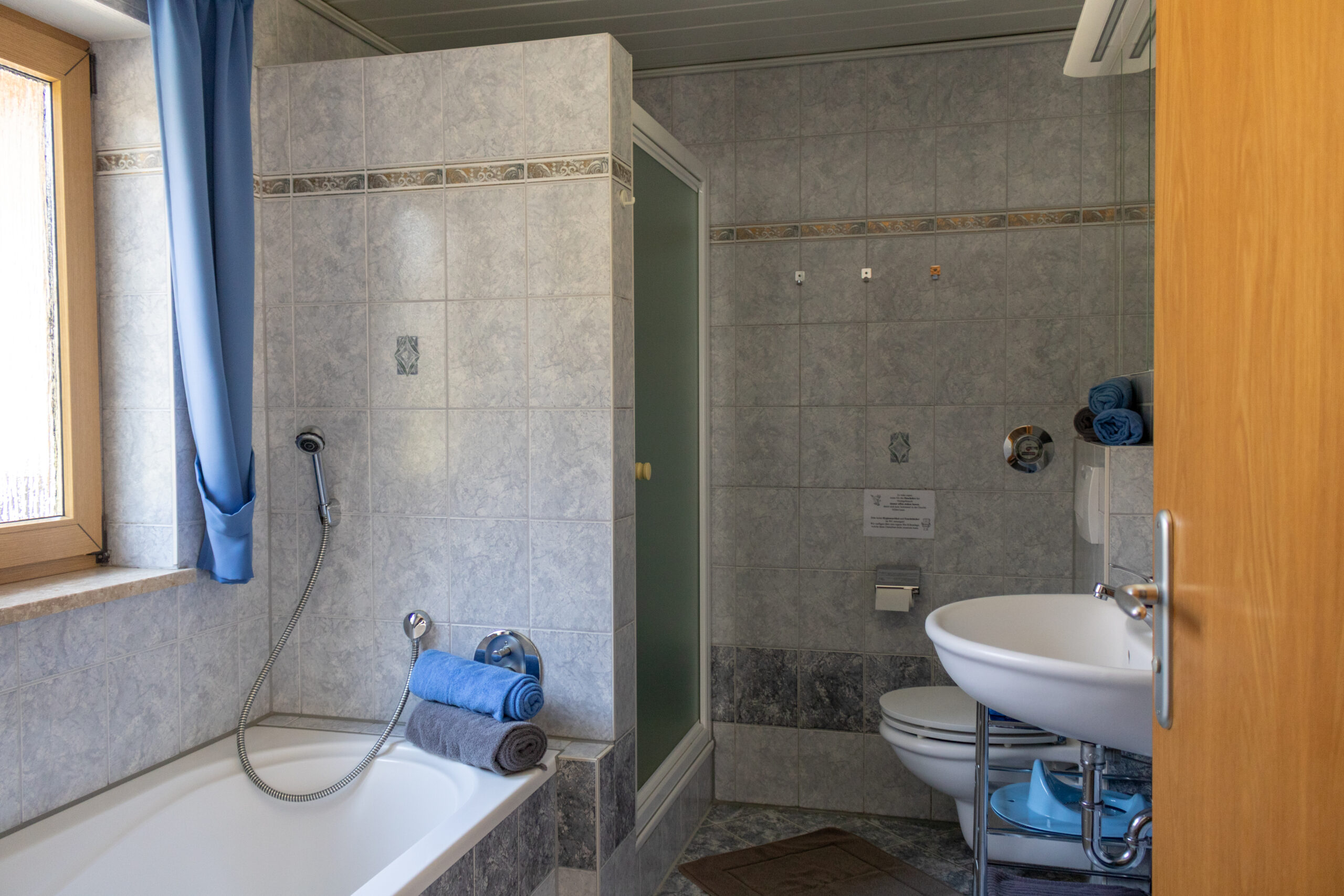 Badezimmer mit Dusche und Badewanne