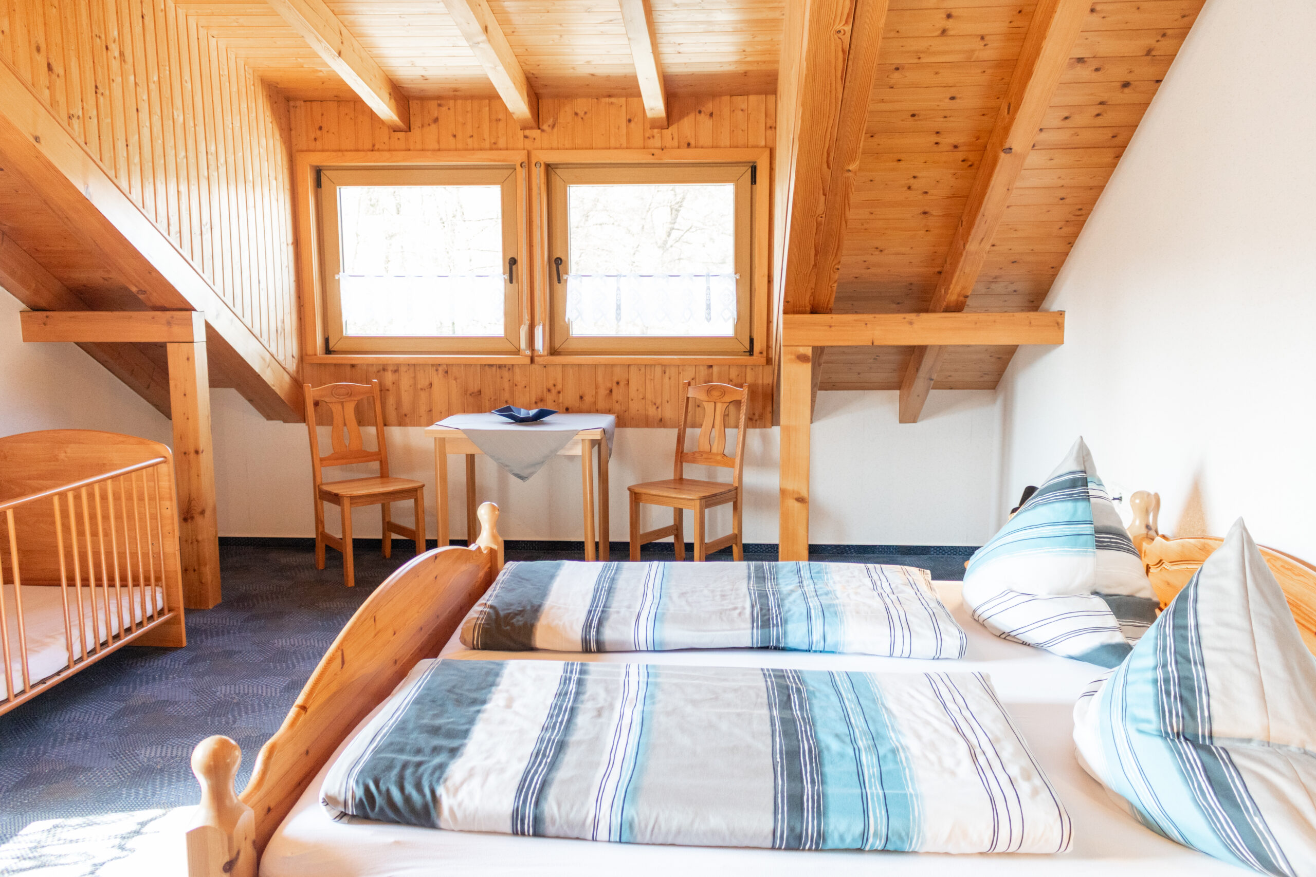 Elternschlafzimmer mit Kinderbett