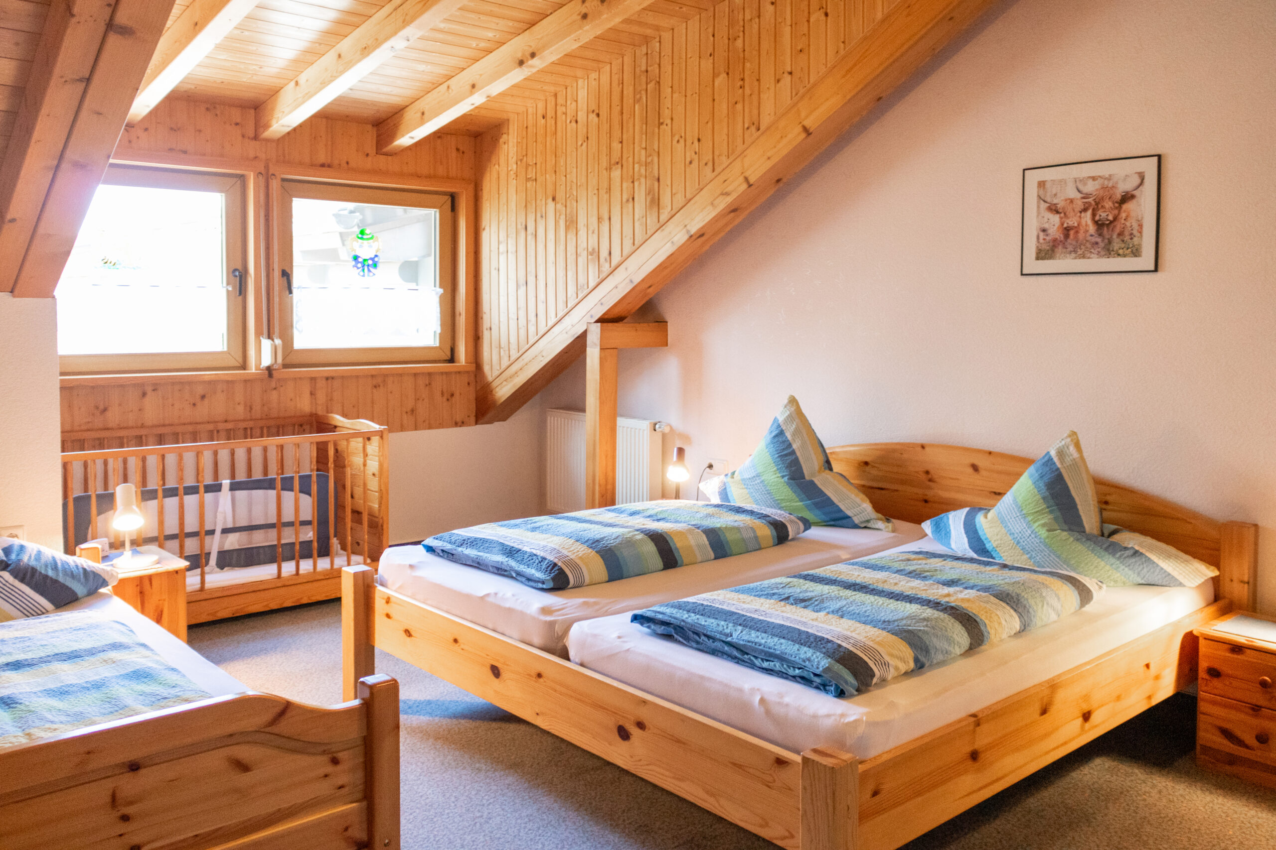 Kinderzimmer mit drei Schlafmöglichkeiten sowie Kinderbett
